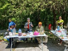 Éva ügyel a jelenléti kitöltésére