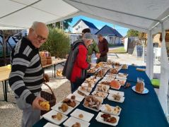 Nagy sátrat, elég asztalt kaptunk - kezdünk