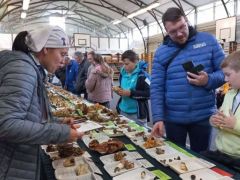 Tanfolyamosok az asztal két oldalán