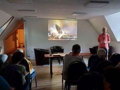 Este: Albert László kezdi az előadásokat