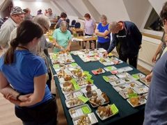 Estére már van mit nézni az asztalokon