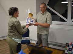 Jelképes tiszteletadás az előadóknak